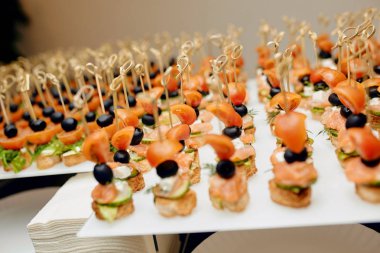 Beyaz bir tabak içinde birçok kanepe