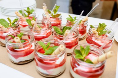 Tatlı masada fotoğrafı