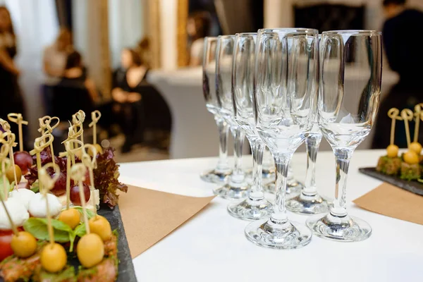 Copas de vino de cristal sobre la mesa —  Fotos de Stock