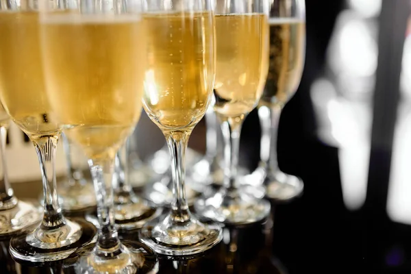 Şarap, şampanya ile gözlük — Stok fotoğraf