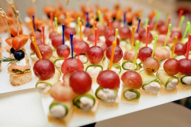 Beyaz bir tabak içinde birçok kanepe