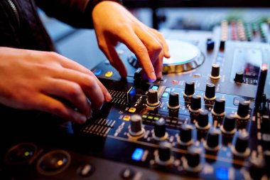 Büyük siyah dj kumanda cihazı 