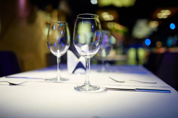Foto de copos de vinho na mesa — Fotografia de Stock