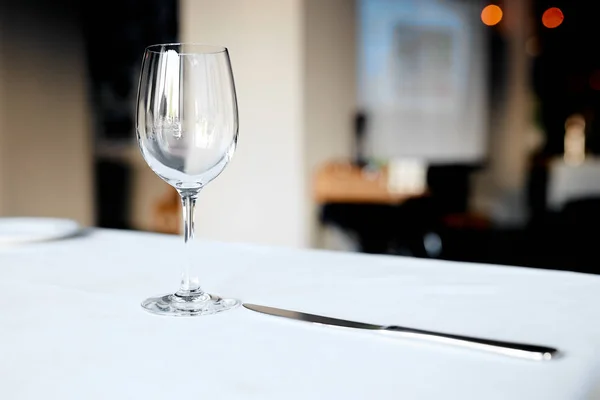 Vin glas och silver kniv — Stockfoto