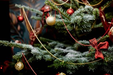 Oyuncaklar ve kurdele ile Noel ağacı 