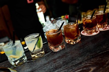 Payet Çubuğu'nda farklı kokteyller sayaç