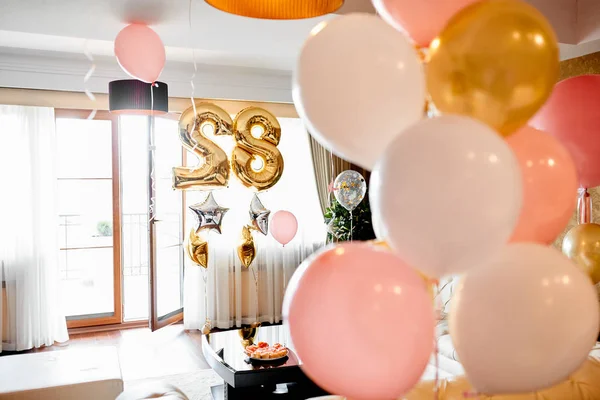 Sala de cumpleaños con globos — Foto de Stock