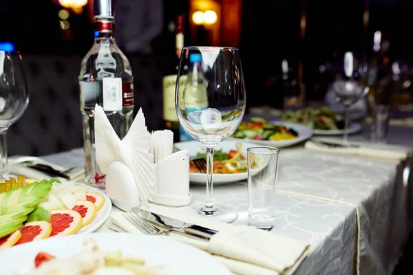 알코올 및 스낵 테이블에 — 스톡 사진