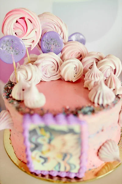 Детский праздничный, воздушный, розовый торт с зефиром и брызгами — стоковое фото