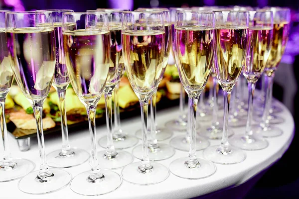 Kristal, schone wijnglazen met gekoelde dure champagne staan op een tafel — Stockfoto