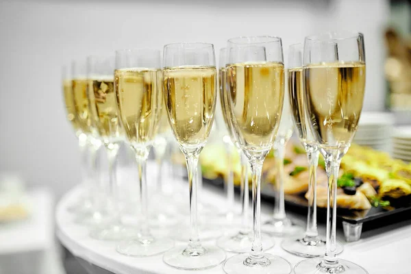 テーブルの上に冷たいシャンパンスタンドとクリスタルクリアワイングラス — ストック写真