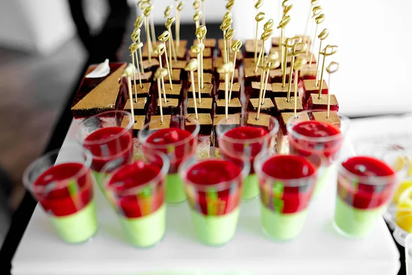 Catering, pyszne nowe kanapki powitalne desery deserowe, które stoją na stole w szklanej misce i deser czekoladowy — Zdjęcie stockowe