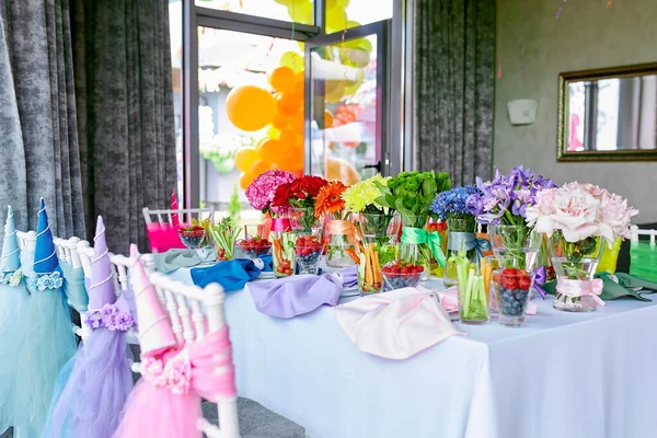 Decoración festiva de la sala de estar para el cumpleaños de una niña . — Foto de Stock