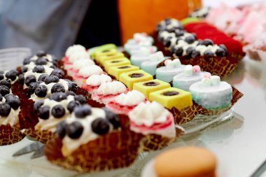 Böğürtlenli tatlı, sepet tatlı, güzel, dondurmalı, her misafir için hoş geldin atıştırması.