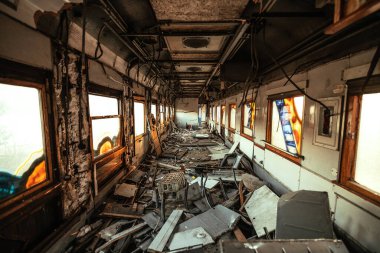 Yıkım sonrası tren. Felaket. Tren enkazının genel çerçevesi içeriden. Pencerelerden gelen ılık bahar ışığı