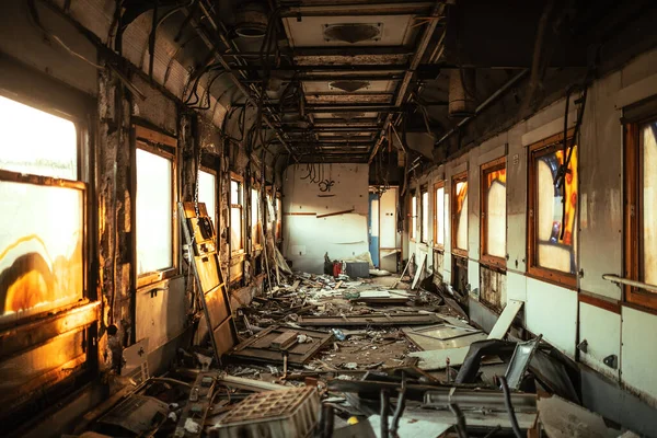 Yıkım sonrası tren. Felaket. Tren enkazının genel çerçevesi içeriden. Pencerelerden gelen ılık bahar ışığı