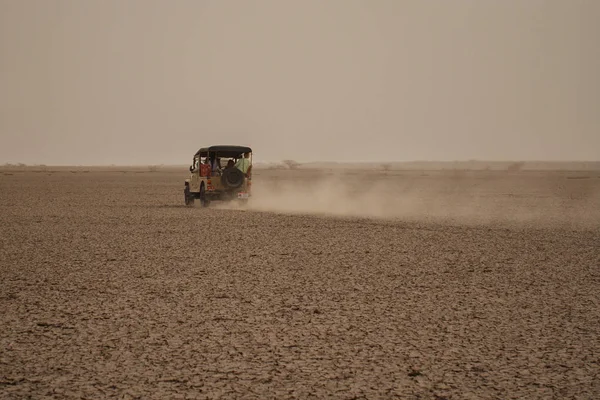 Kırık ve kurak yol otomobili