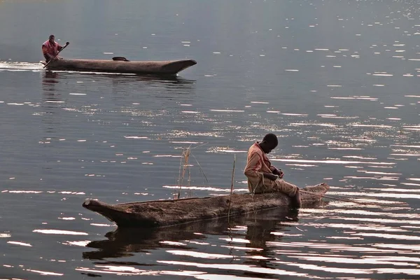 Personnes pêchant sur la rivière congo — Photo
