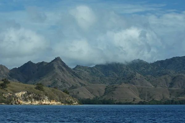 Lanskap Gunung Dengan Laut — Stok Foto