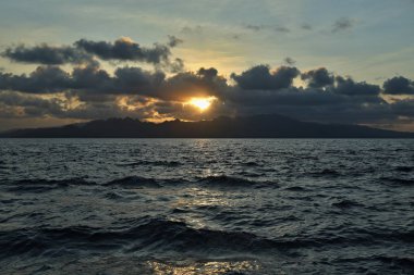 Dağlı deniz manzarası