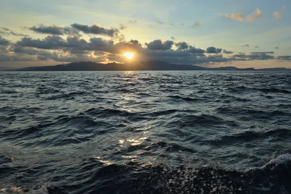 Dağlı deniz manzarası