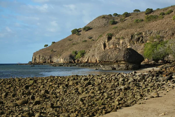 Bord de mer rocheux avec ciel bleu — Photo