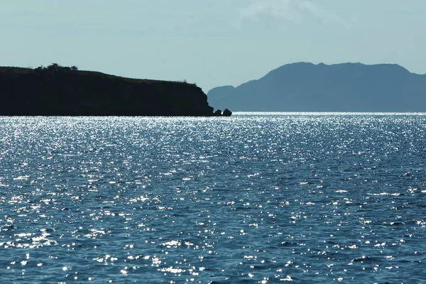 Orilla rocosa con cielo azul — Foto de Stock