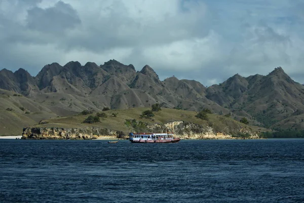 Paesaggio montano con nave — Foto Stock