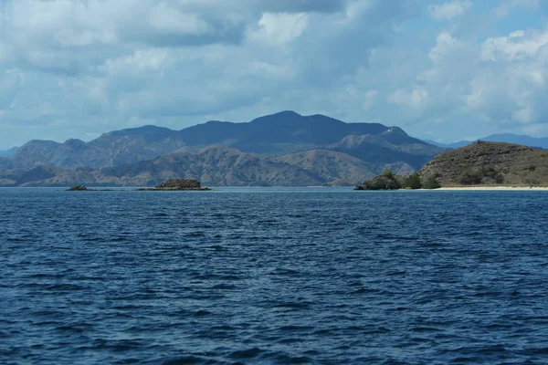 Lanskap Gunung Dengan Laut — Stok Foto