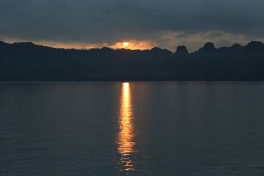 Denizle Dağ Manzarası 