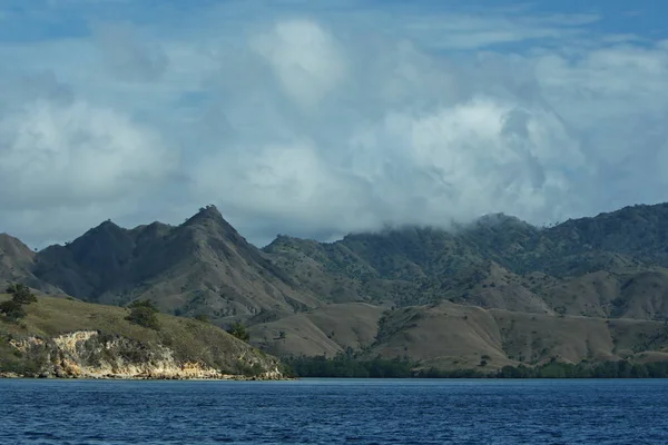 바다를 배경으로 한 산악 지형 — 스톡 사진