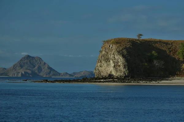 Paysage de montagne avec mer — Photo