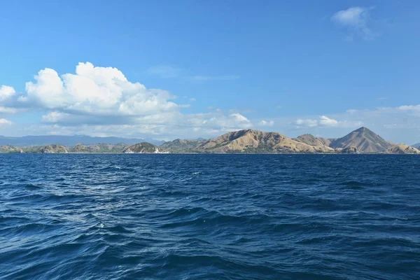 Paesaggio montano con mare — Foto Stock