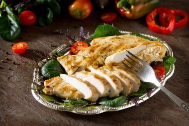 Izgara tavuk ve yeşil salata karışımı ızgara fileto. Kahverengi con