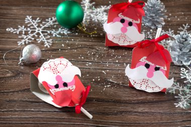 Çocuk p şeker Noel Baba için bir tebrik ambalaj oluşturmak