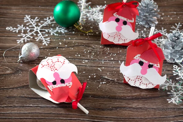 Das Kind erstellt eine Grußverpackung für Süßigkeiten Weihnachtsmann auf p — Stockfoto