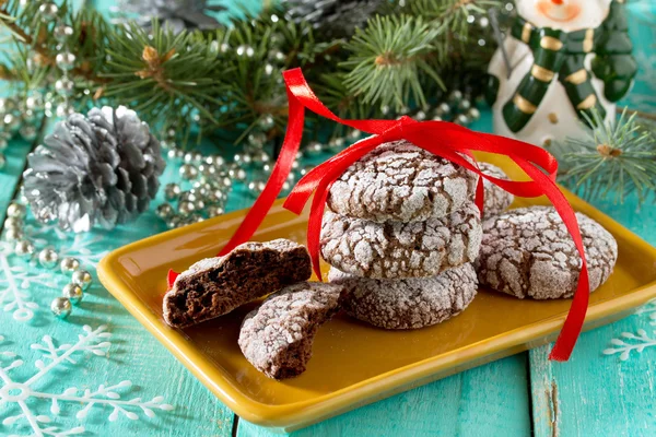 Рождественское шоколадное печенье и сахарная пудра на празднике — стоковое фото