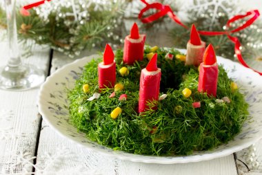 Pirinç ve yengeç çubukları ile geleneksel Rus salatası. Kış Chri