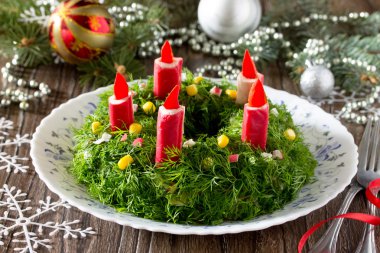 Pirinç, mısır, salatalık ve yengeç çubukları ile Noel salatası. Dekor