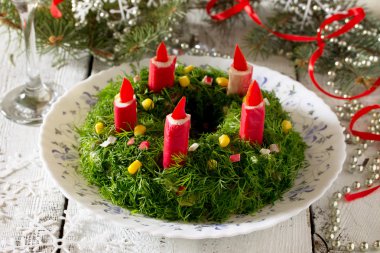 Pirinç ve yengeç çubukları ile geleneksel Rus salatası. Kış Chri