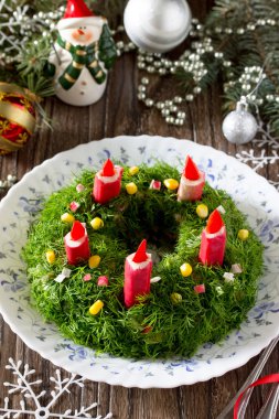 Pirinç, mısır, salatalık ve yengeç çubukları ile Noel salatası. Dekor