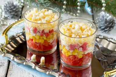 Domates, yengeç çubukları, mısır ve kraker ile Salata Chris