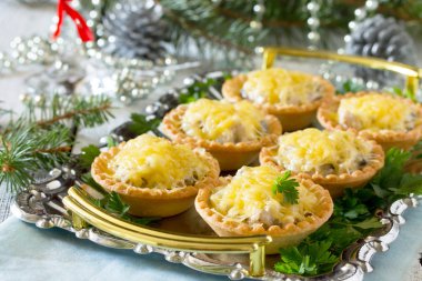 Bir Chri mantar, mantar, tavuk ve peynir ile Tartlets