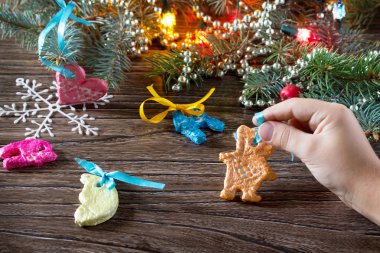 Çocuk tuz dou Gelen Noel süslemeleri bir çelenk tutar