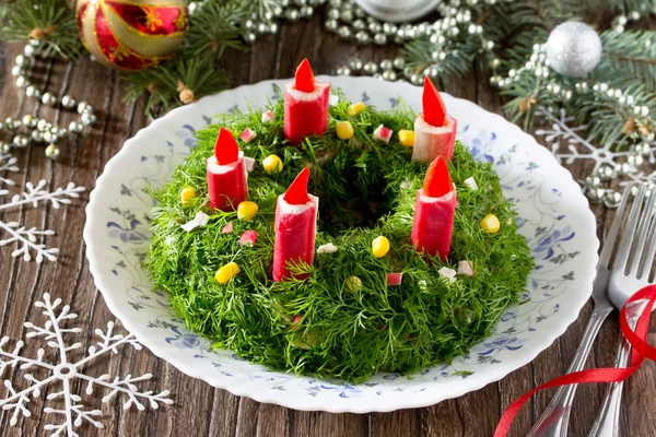 Ensalada de Navidad con arroz, maíz, pepino y palitos de cangrejo. Decoración — Foto de Stock