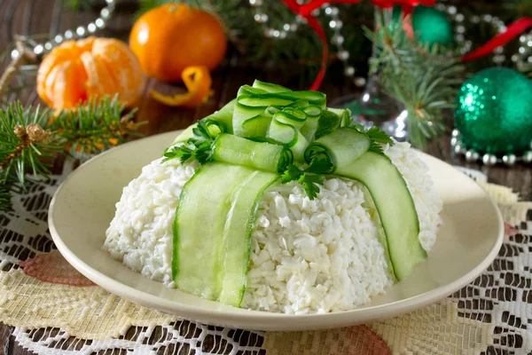 Рождественский салат с мясом и грибами, лук для украшения огурцов — стоковое фото