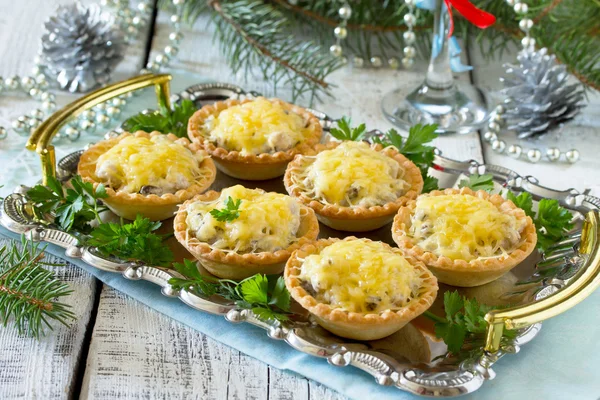 Tartlets med svampe, svampe, kylling og ost på en Chri - Stock-foto