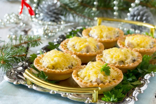Tartlets with mushrooms, mushrooms, chicken and cheese on a Chri — Stock Photo, Image