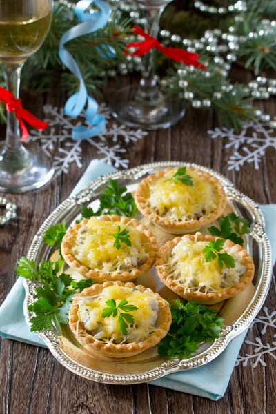 휴일 전채: 버섯과 고기를 곁들인 타르트렛 — 스톡 사진