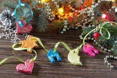 Çocuk tuz dou Gelen Noel süslemeleri bir çelenk tutar